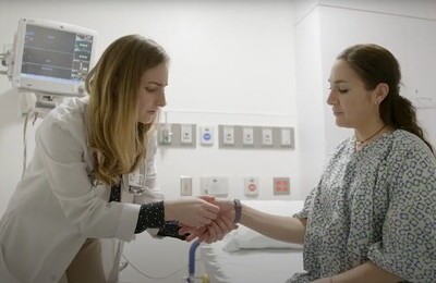 Кодирование Аквилонг в Дубне Врач держит пациентку за руку